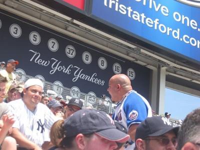 Feel the love between the New York Yankees and Mets fans